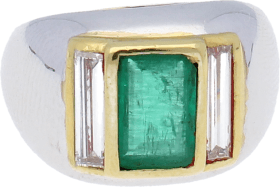 Sortija Oro Blanco Esmeralda talla esmeralda 2,30 Ct aprox. 2 Diamantes talla baguette 0,84 Ct aprox. 15 g