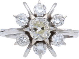 Sortija Rosetòn Oro Blanco Diamante central talla antigua 0,6 Ct color M-N, pureza VS.  Resto diamantes talla brillante 0,9 Ct  4,90 g